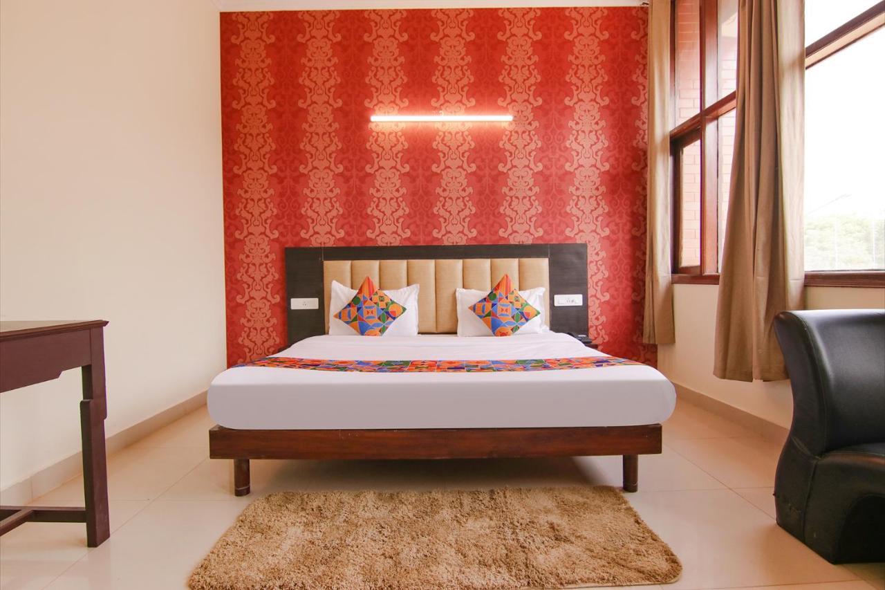 Fabhotel Town Pride Sohāna 外观 照片